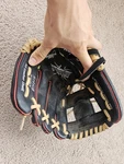Rawlings H1051B Highlight Youth 10.5 Baseball Glove Rht Leather Shell. Fixed Price $20.00.