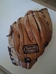 Louisville Slugger Youth Baseball Glove Leather 9.5 Inches Rht LS951P Brown. Fixed Price $12.50.