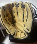 Easton Youth Glove Pattern ZFX901 Z-flex Right Hand Throw. Fixed Price $10.20.