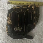 Louisville Slugger Black Leather Palm 10" Rht Youth Baseball Glove Mitt. Fixed Price $12.00.