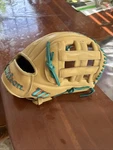 Wilson A1000 DW5 12" Baseball Glove: WBW10258112 - Right Hand Thrower. Fixed Price $160.00.