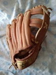 American Royale Right Handed Glove Ez Pocket Pre-owned. Fixed Price $10.00.