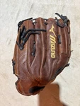 Mizuno GMVP-1250PF1 12.5 Softball Glove Right Hand Throw. Fixed Price $50.00.