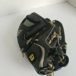 Wilson Baseball 10" Glove AO425 Right Hand Throwing Tee. Fixed Price $12.50.