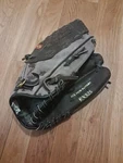 Easton Baseball Glove Air Master 12.5" EX525 Rht Black Magic. Fixed Price $19.00.