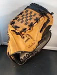 Spalding Tee Ball Glove 10 1/2 Inch 200. Fixed Price $6.24.