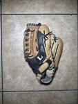 Louisville Slugger DYS1350 Dynasty Series 13.5" Baseball Softball Glove Tps Rht. Fixed Price $60.00.