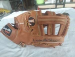 Louisville Slugger Right Hand Series HBG10 All Leather Premium Grain. Fixed Price $12.99.