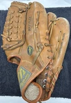 Mizuno MT1900 Brown Leather Right Hand Throw Baseball Glove. Fixed Price $13.49.