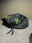 Youth Mizuno 32 Softball Catchers Mitt Right Throw GXS101RG. Fixed Price $109.99.