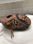 Mizuno GXC-104 31 Boys Fully Broken In Baseball Catchers Mitt Right Hand Throw. Fixed Price $85.00.