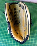 Louisville Slugger Tps DYS1350 Dynasty Series 13.5" Baseball Softball Glove Rht. Fixed Price $24.99.